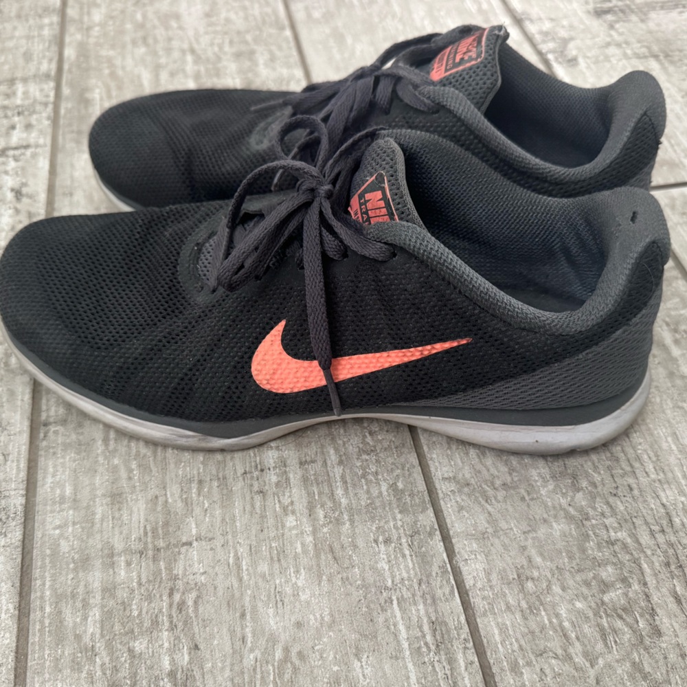 Nike In Season TR6 Black and Coral Sneakers